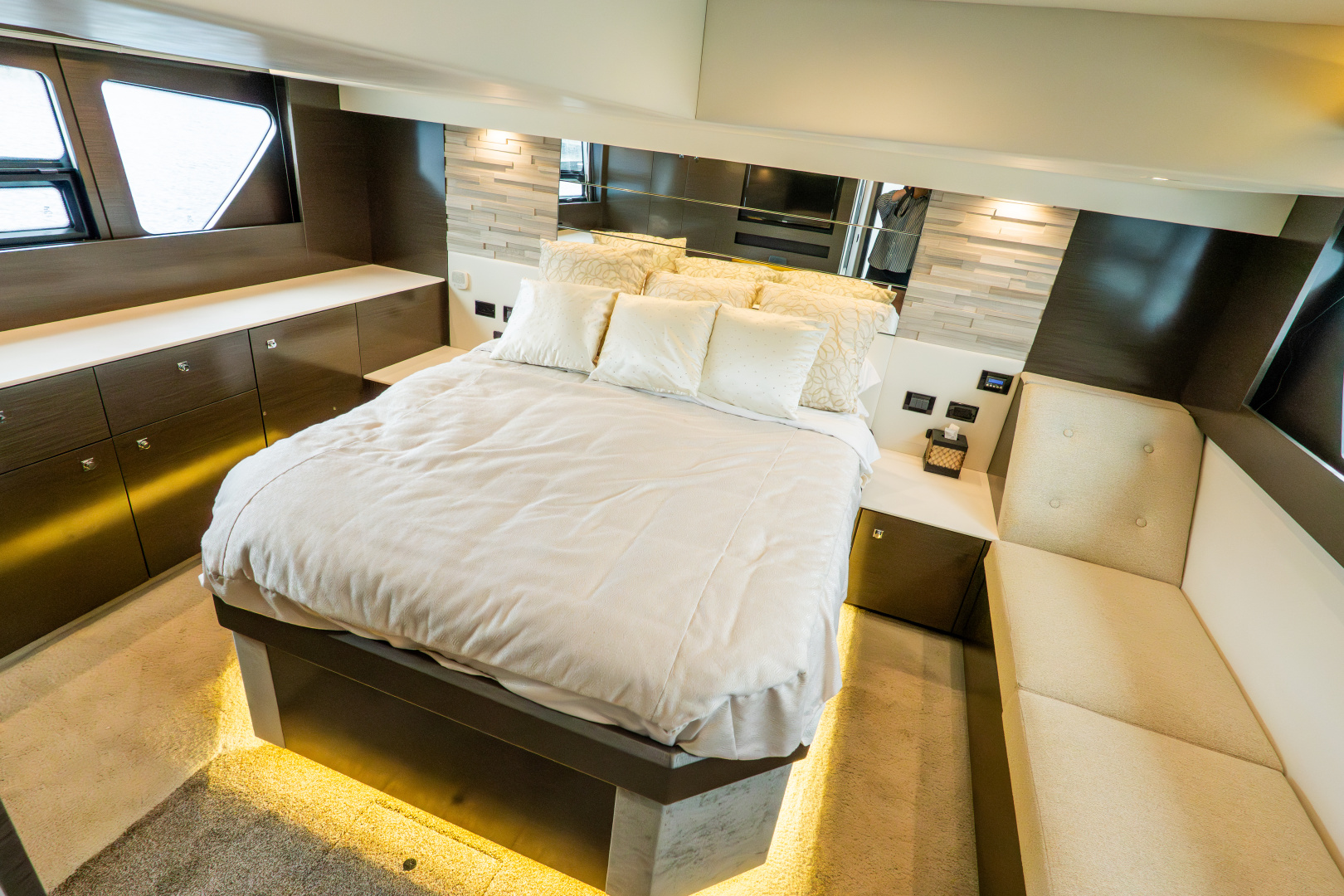 2018 Cruisers Yachts 50 CANTIUS