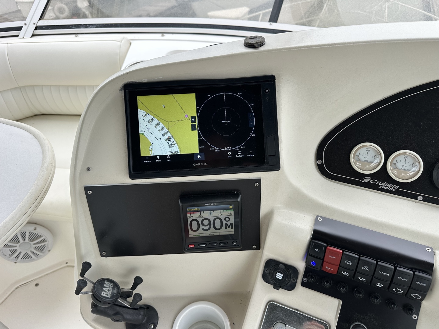 1998 Cruisers Yachts 3650 Aft Cabin