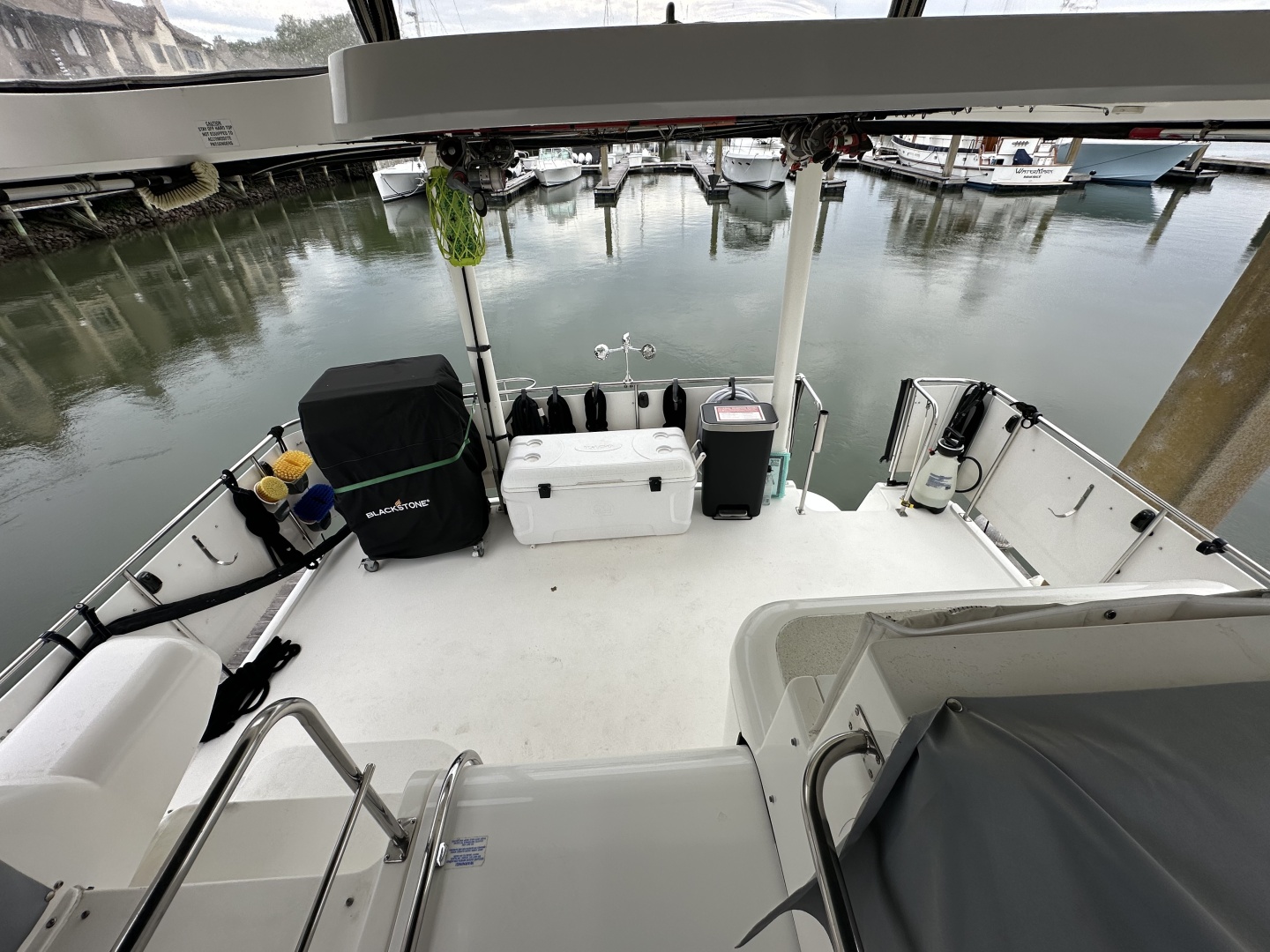 1998 Cruisers Yachts 3650 Aft Cabin