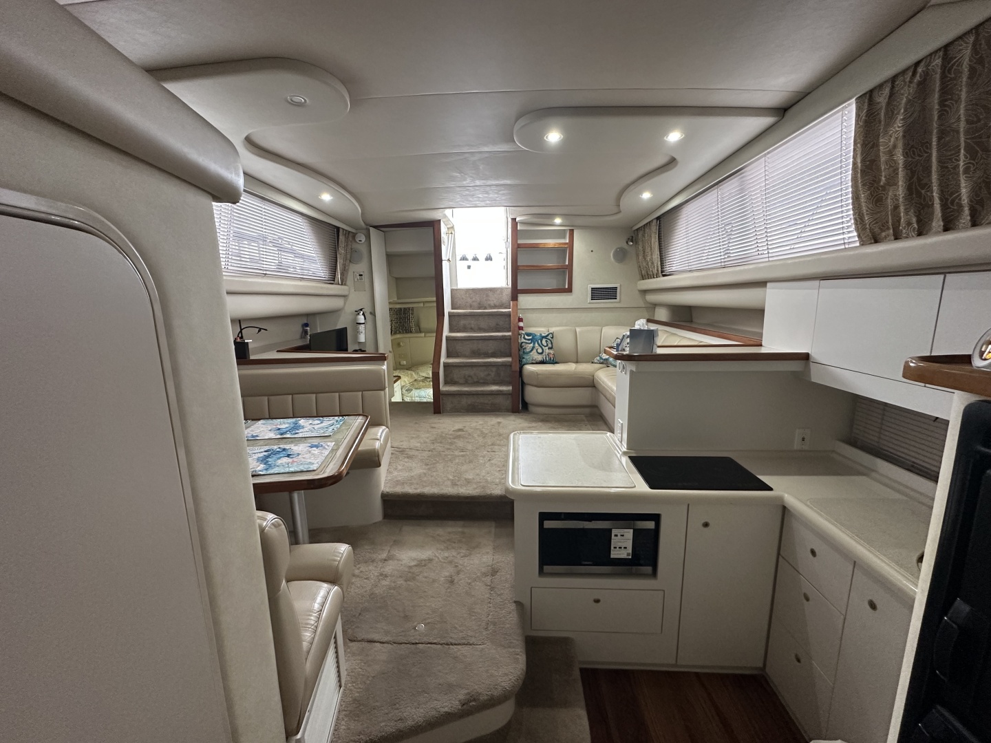 1998 Cruisers Yachts 3650 Aft Cabin