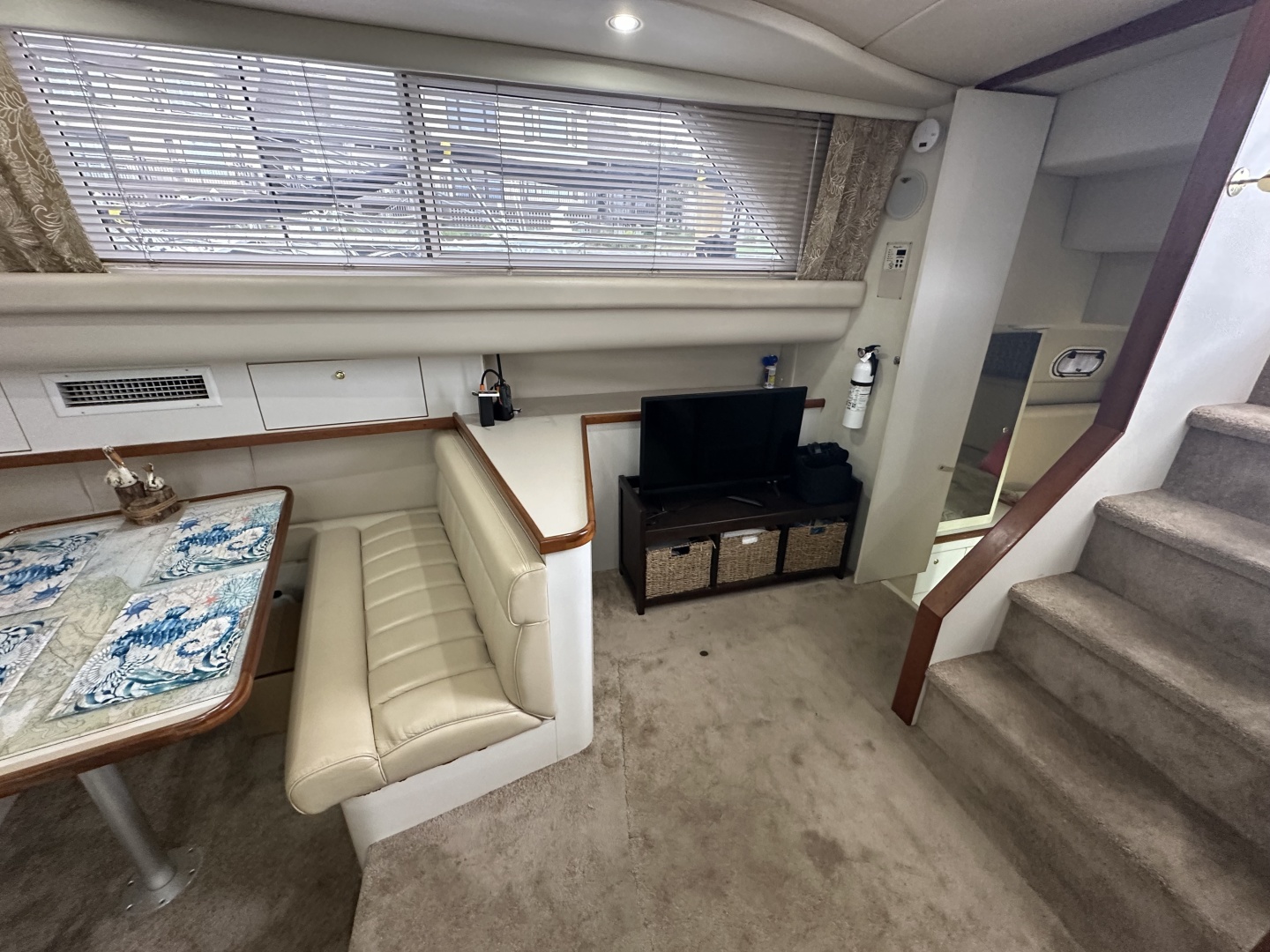 1998 Cruisers Yachts 3650 Aft Cabin