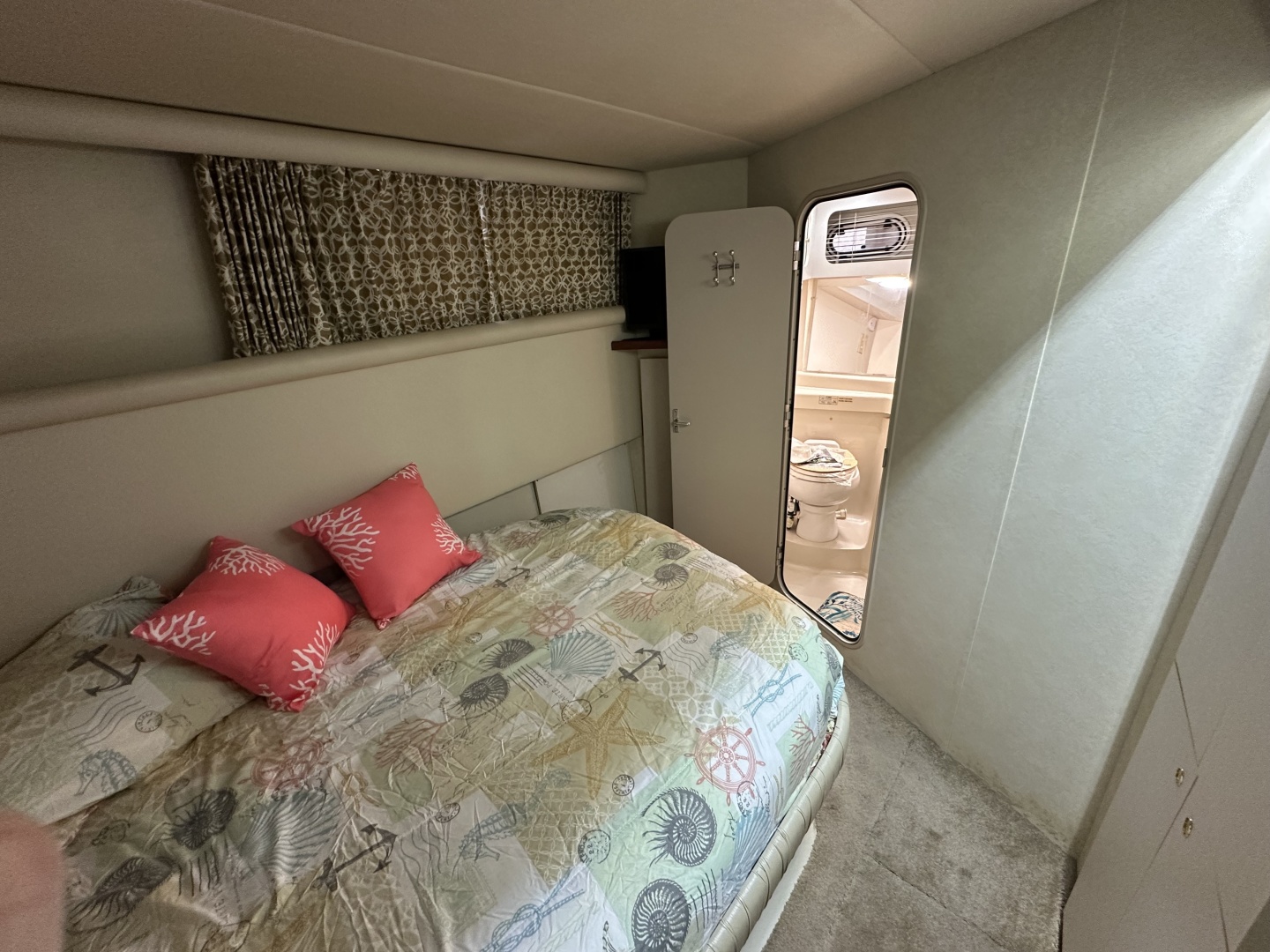 1998 Cruisers Yachts 3650 Aft Cabin