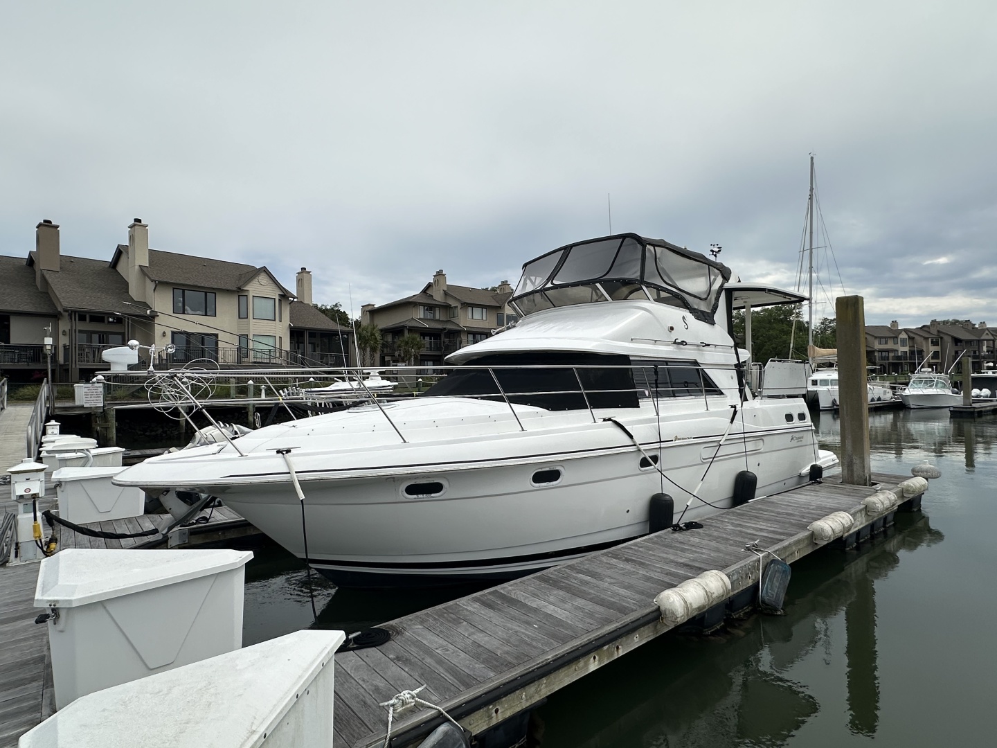 1998 Cruisers Yachts 3650 Aft Cabin