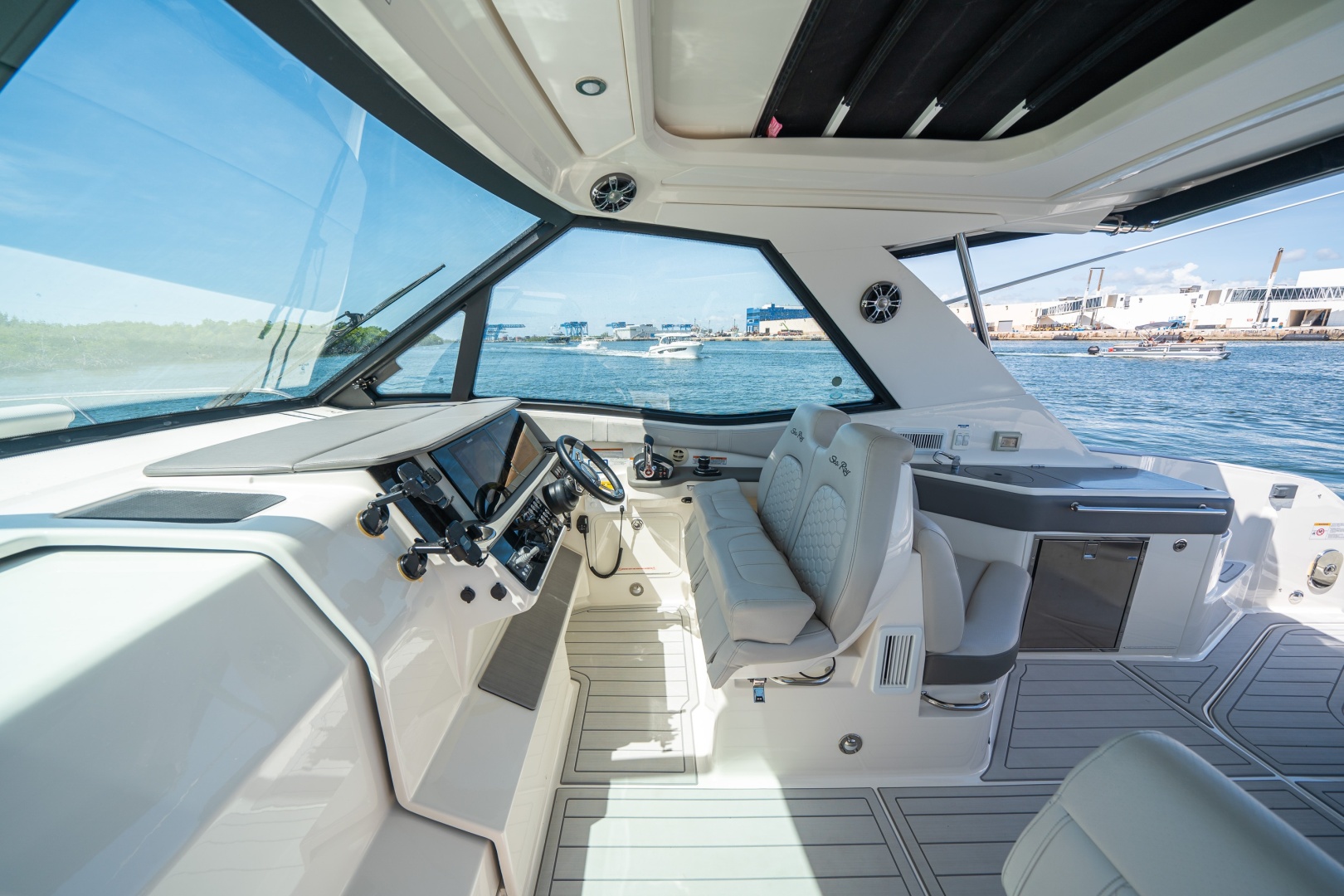 2021 Sea Ray 320 Sundancer
