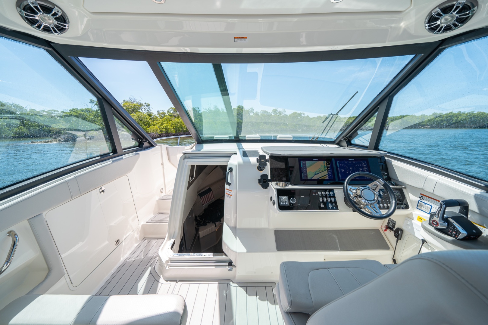 2021 Sea Ray 320 Sundancer