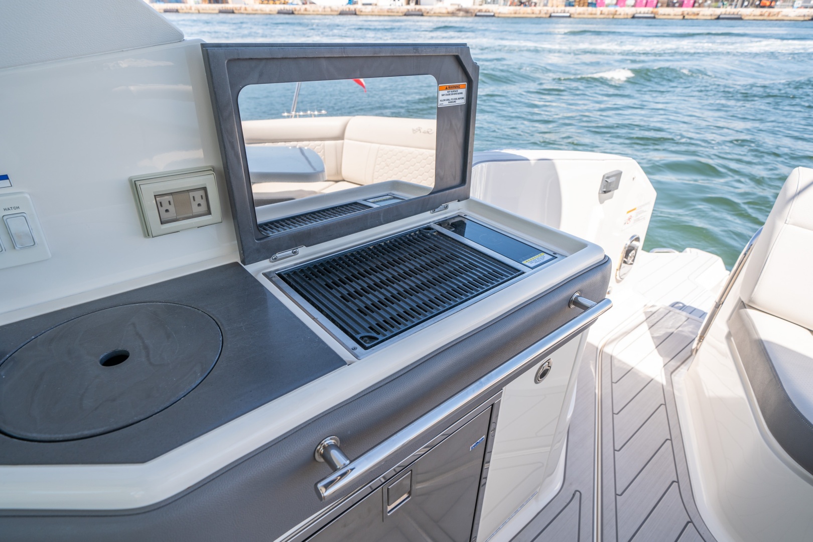 2021 Sea Ray 320 Sundancer