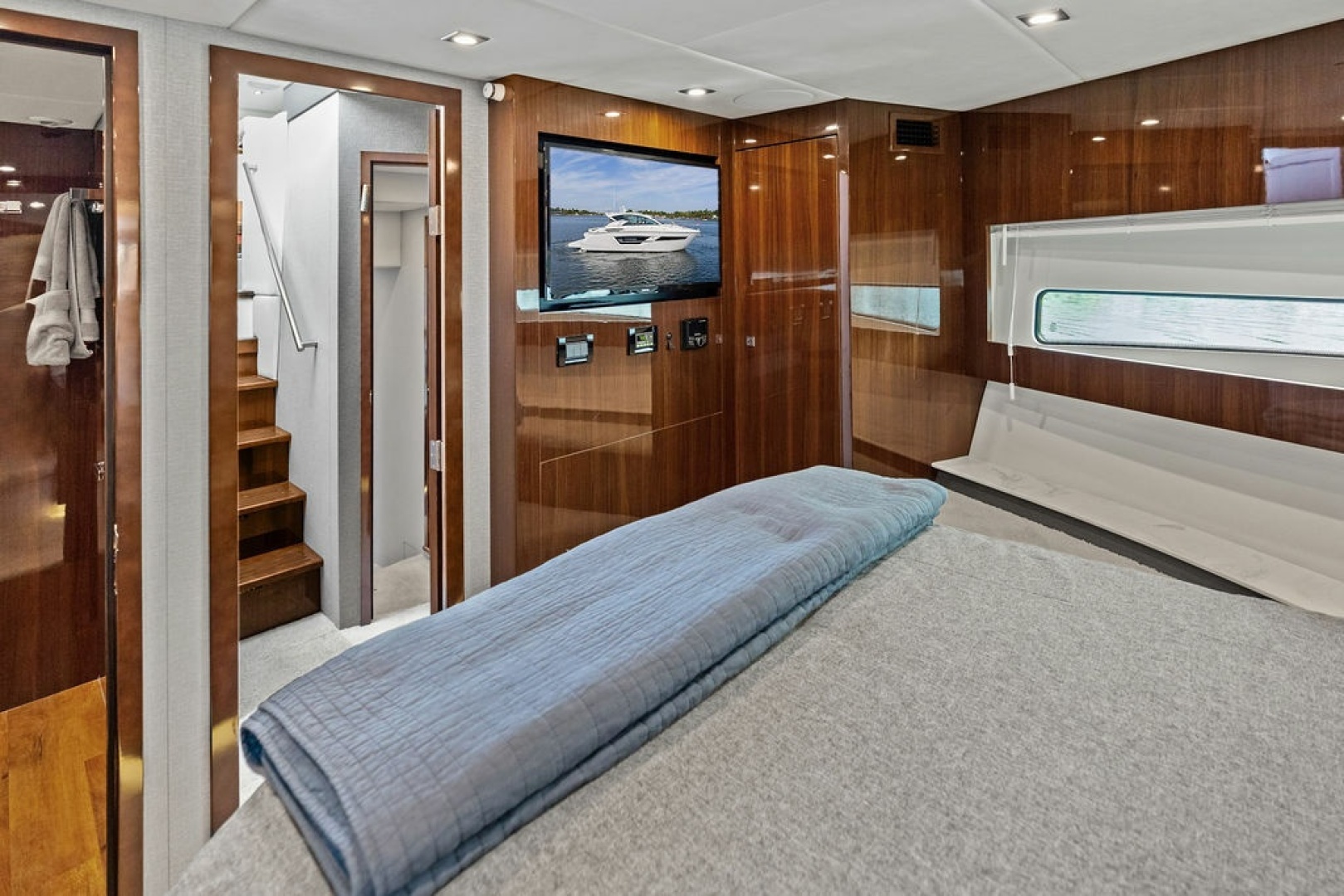 2022 Cruisers Yachts 46 CANTIUS