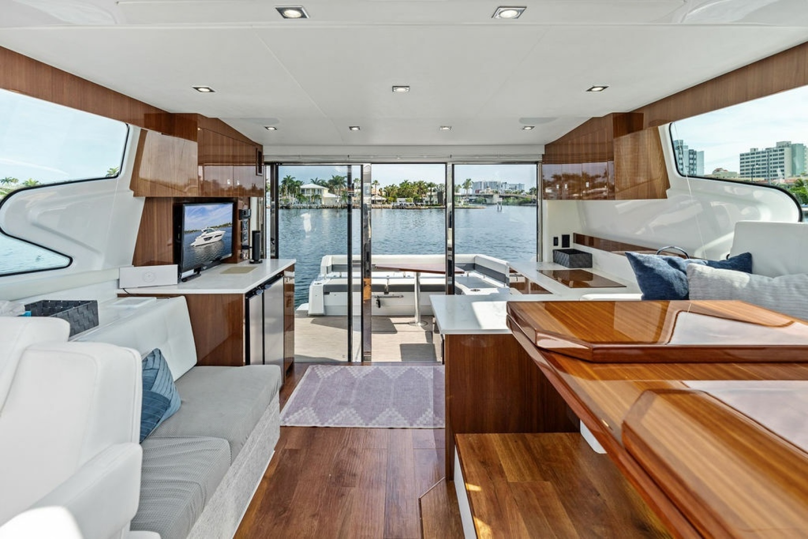2022 Cruisers Yachts 46 CANTIUS