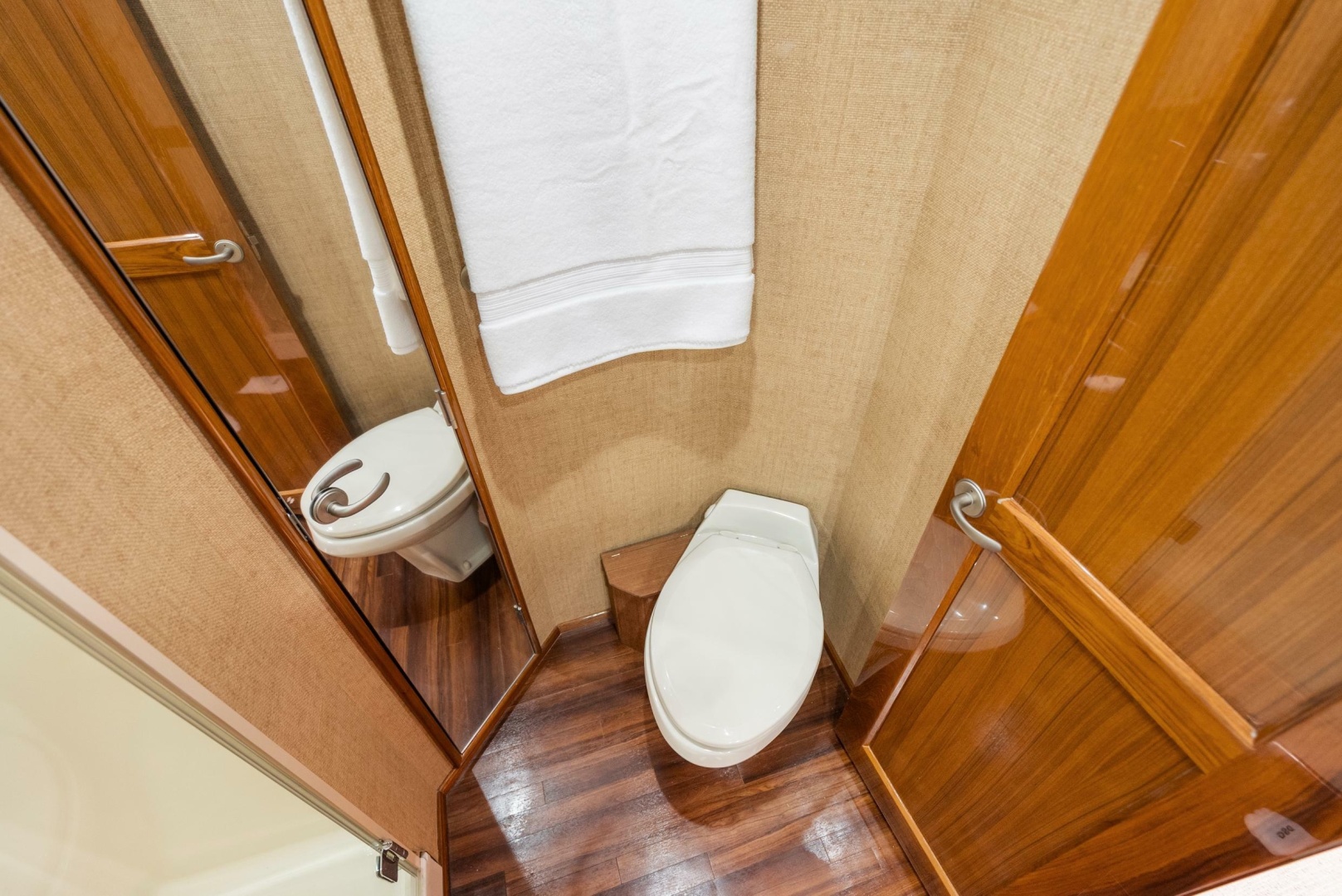 Guest Head Starboard