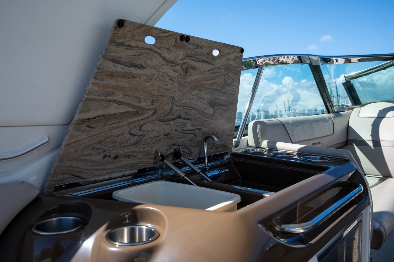 2018 Formula 350 Crossover Bowrider