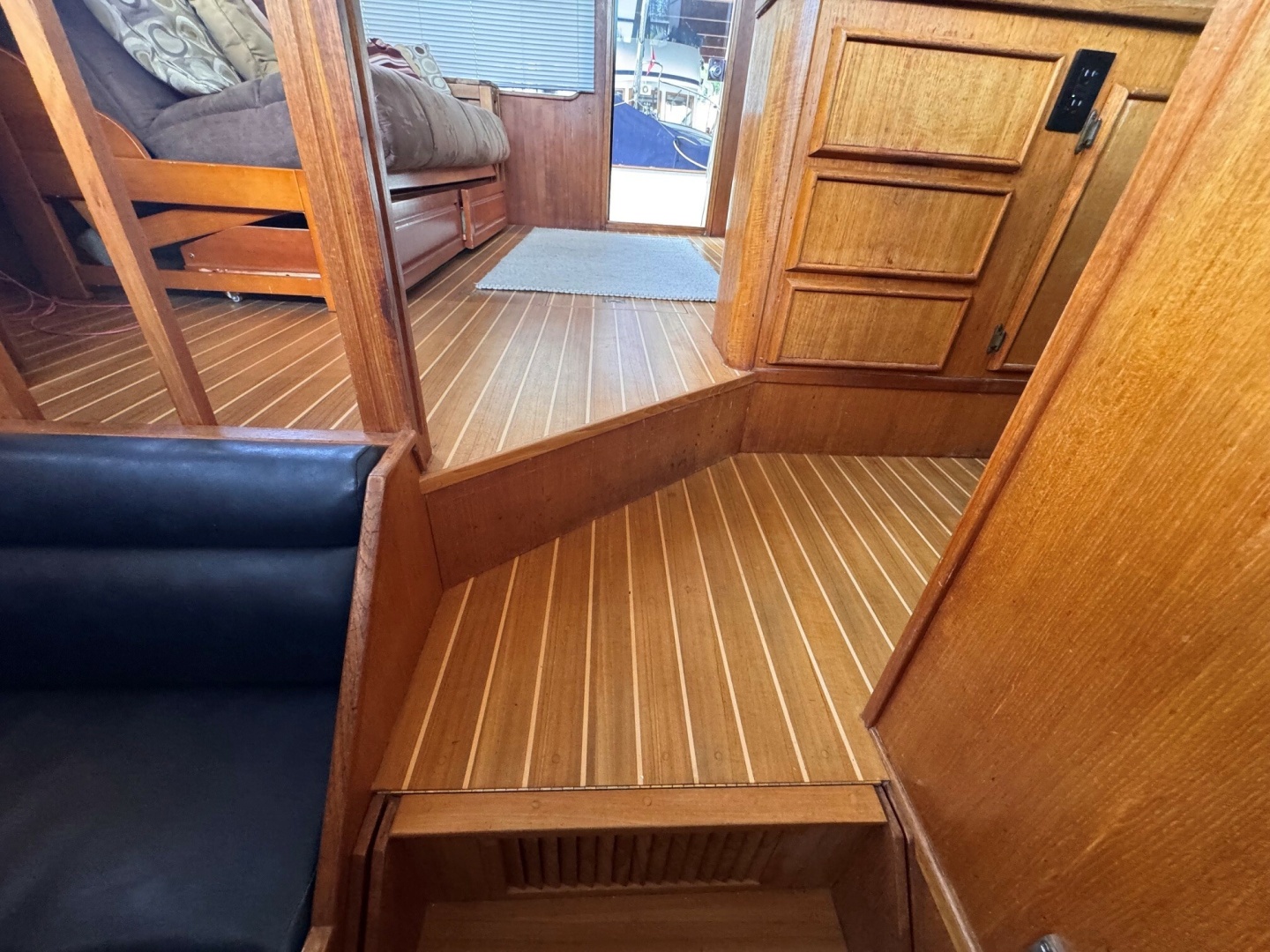 1987 Chris-Craft 44 Sedan