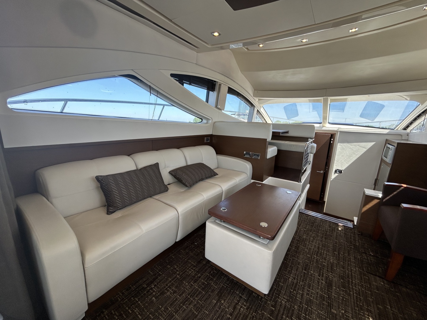 Sea Ray 450 Sedan Bridge - Photo 11