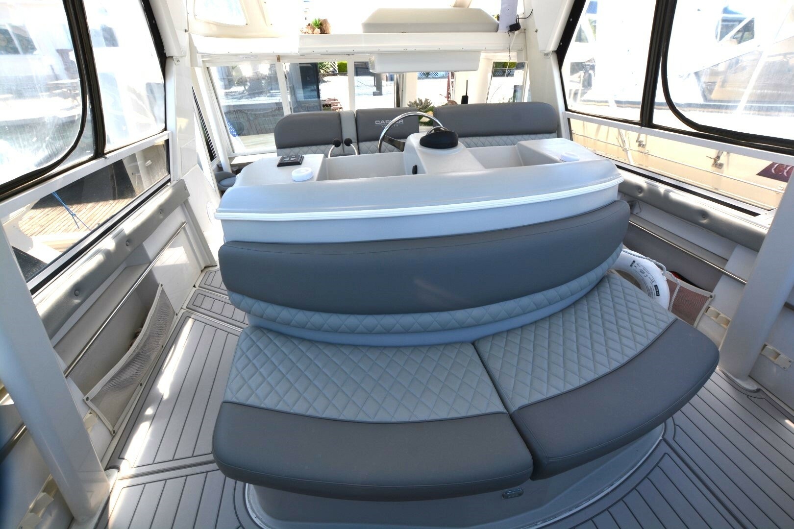 2000 Carver 504 Cockpit Motoryacht