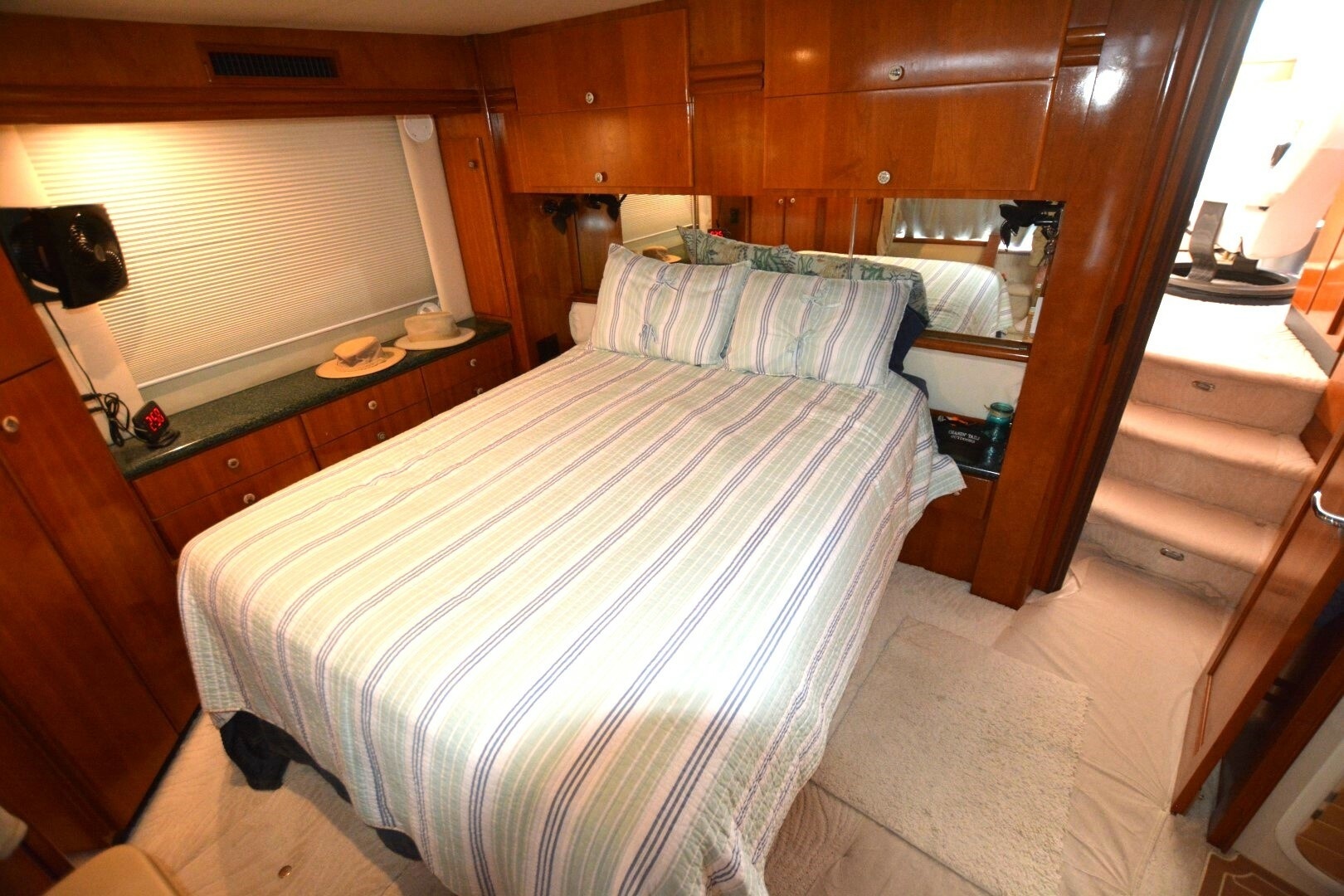 2000 Carver 504 Cockpit Motoryacht