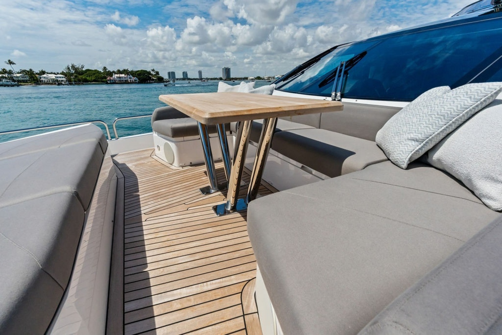 2026 Sunseeker 88 Yacht