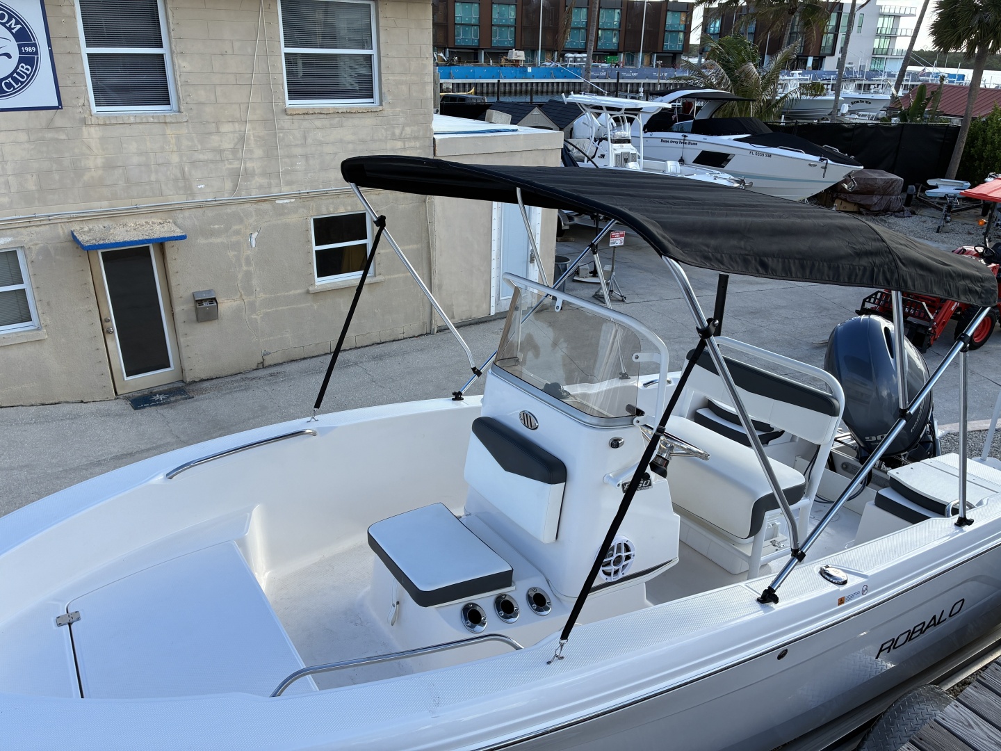 2025 Robalo R160 Center Console