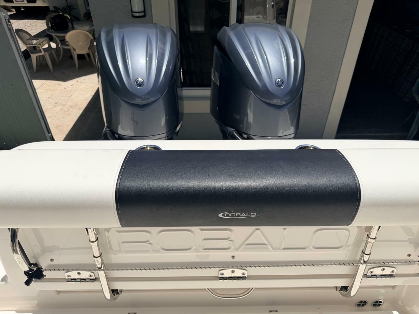 2022 Robalo R302 Center Console