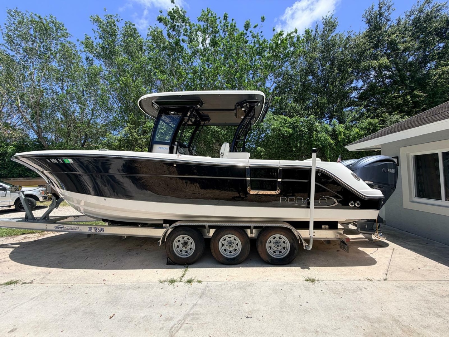 2022 Robalo R302 Center Console