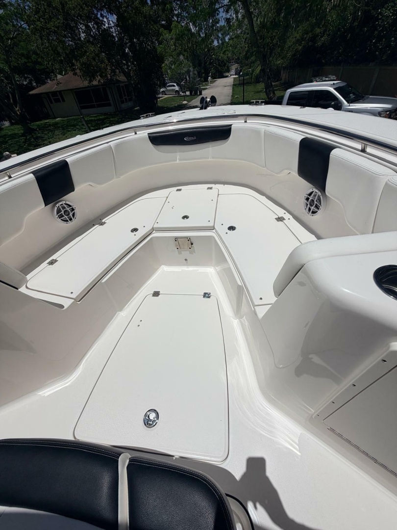 2022 Robalo R302 Center Console