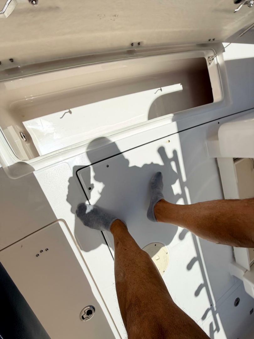 2022 Robalo R302 Center Console