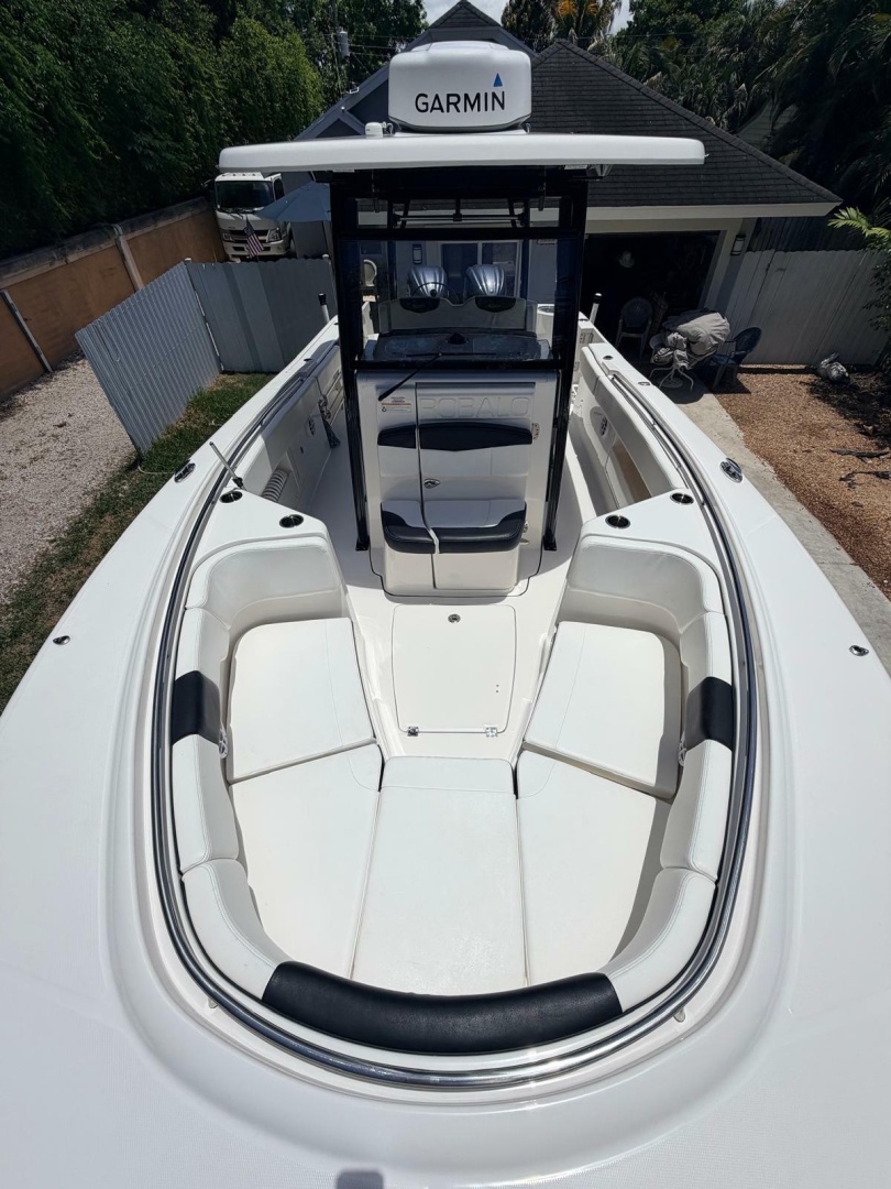 2022 Robalo R302 Center Console