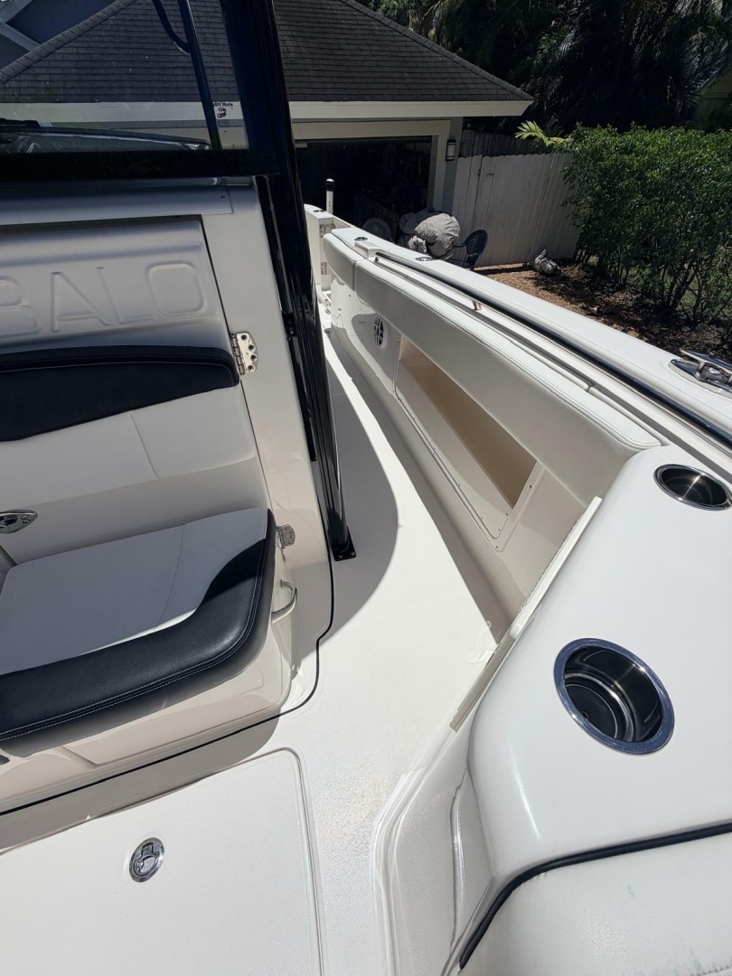2022 Robalo R302 Center Console