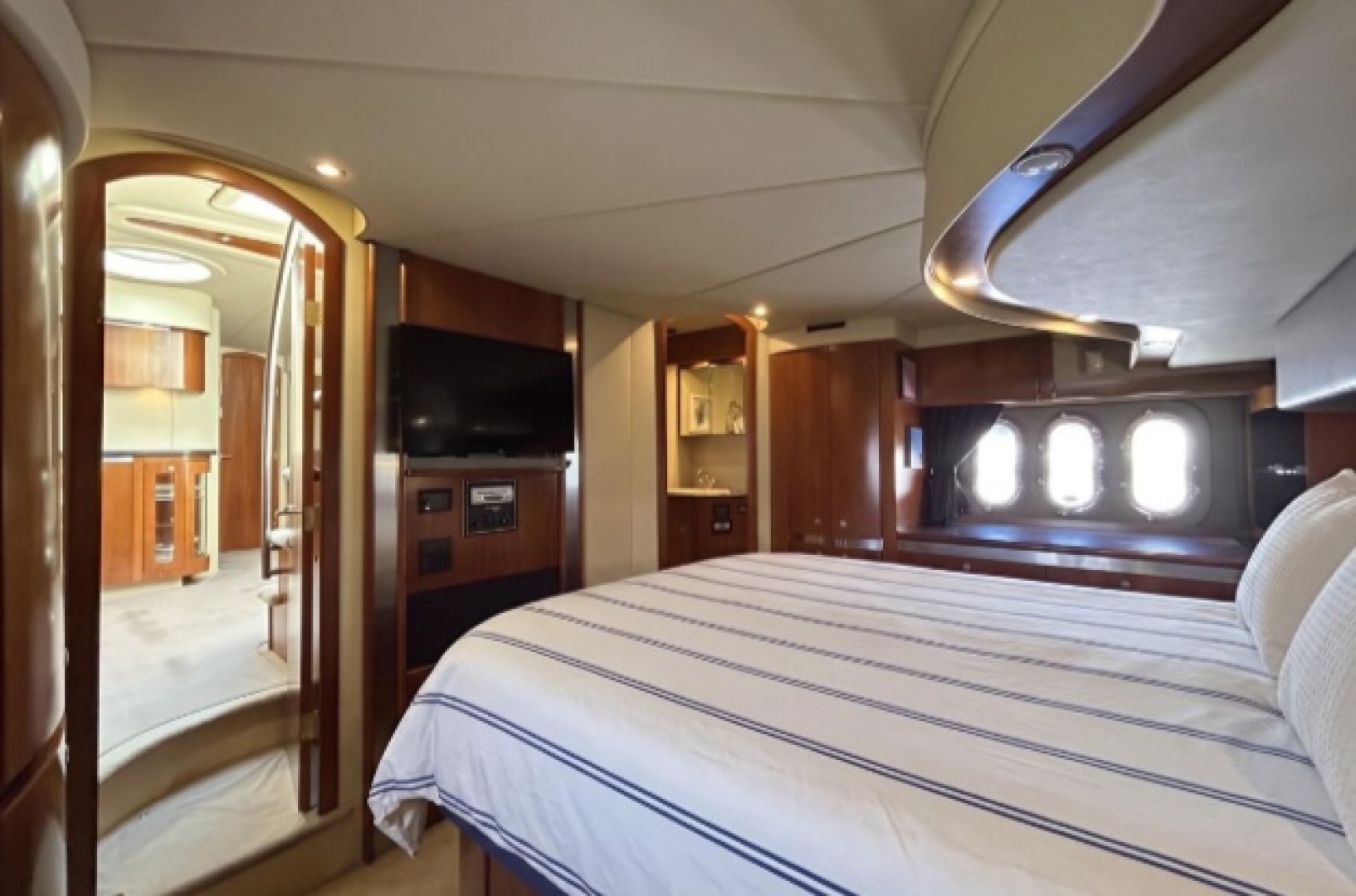 2006 Cruisers Yachts 520 Express