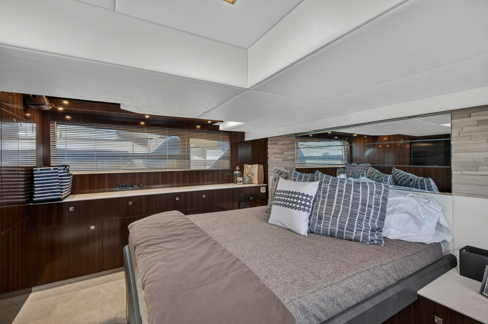 2023 Cruisers Yachts 50 CANTIUS