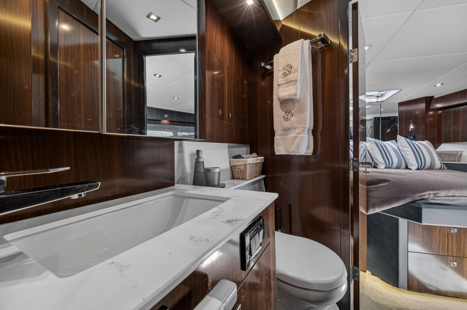 2023 Cruisers Yachts 50 CANTIUS