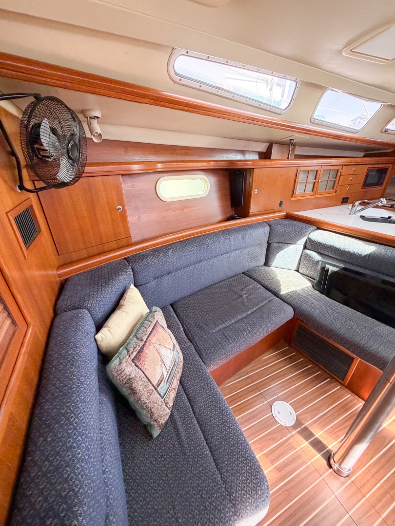 CURRENT ESCAPE 36ft Hunter Yacht For Sale