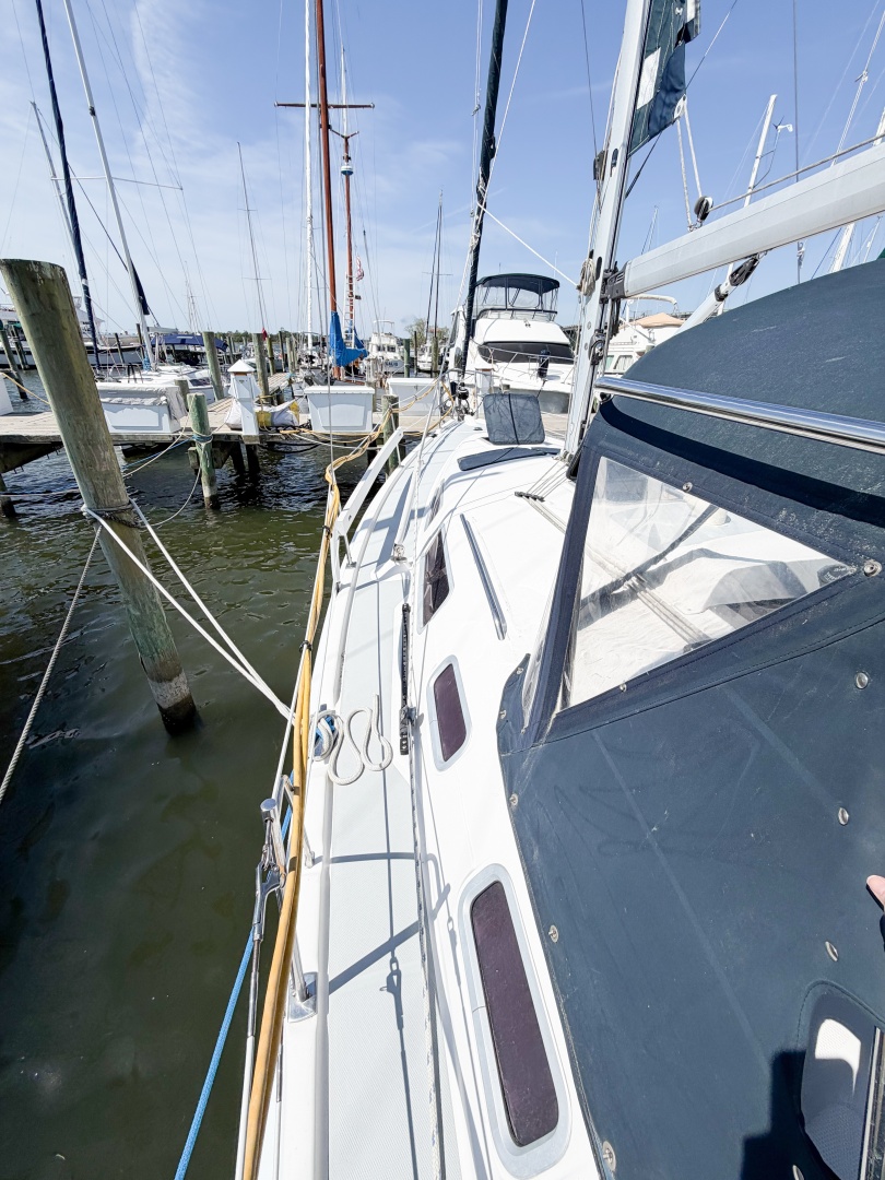 CURRENT ESCAPE 36ft Hunter Yacht For Sale