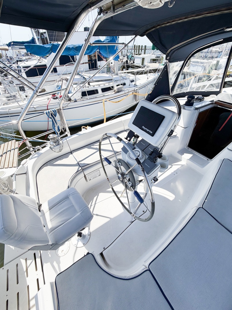 CURRENT ESCAPE 36ft Hunter Yacht For Sale