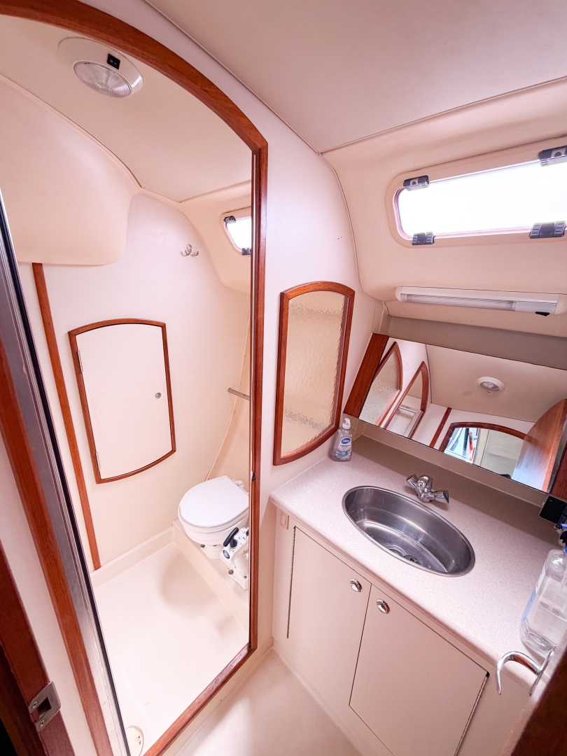 CURRENT ESCAPE 36ft Hunter Yacht For Sale