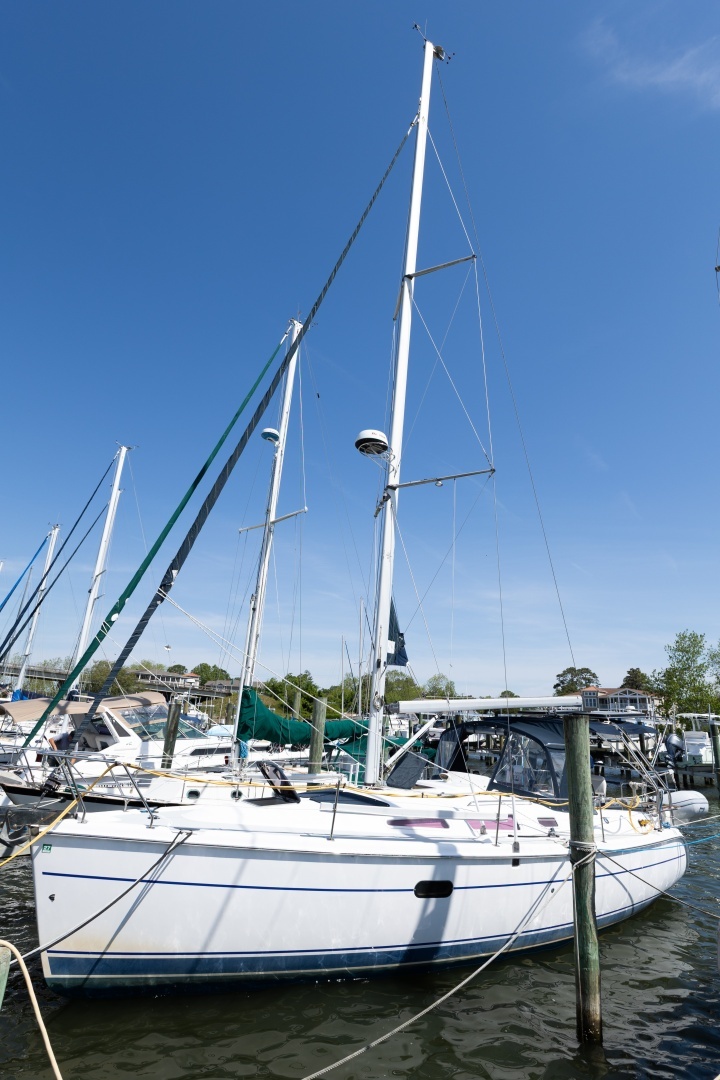 2005 Hunter 36