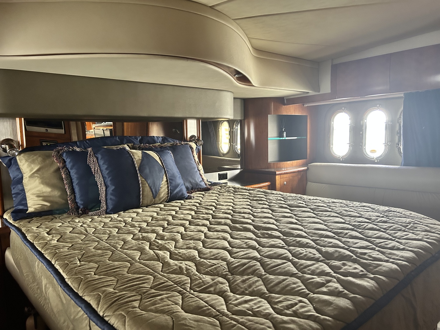 2007 Cruisers Yachts 520 EXPRESS