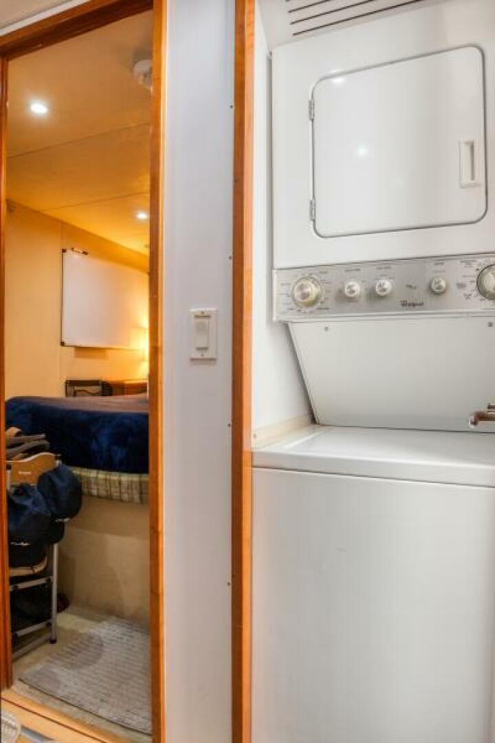 MAJESTIK 80ft Hatteras Yacht For Sale