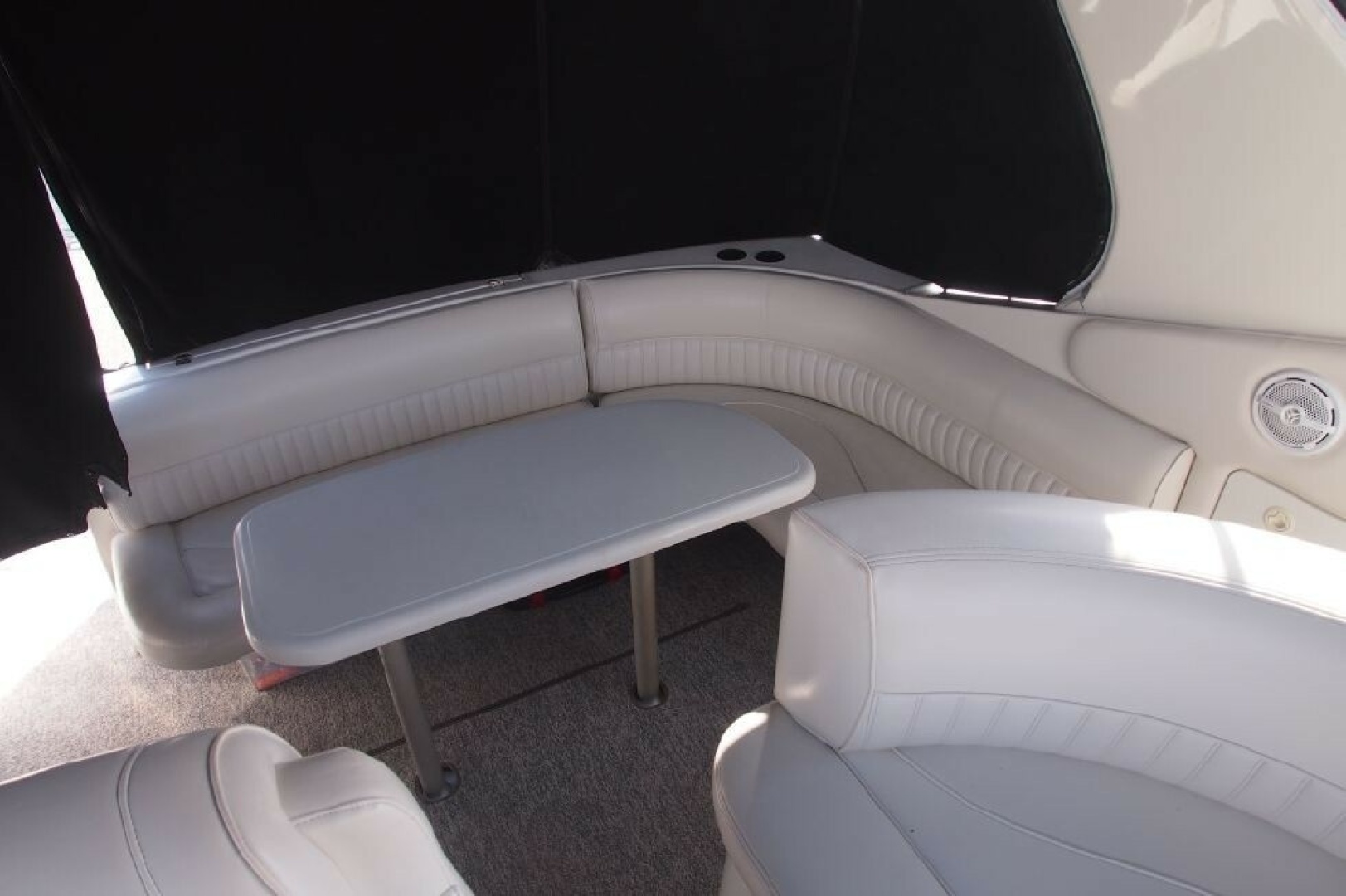 2002 Cruisers Yachts 3572