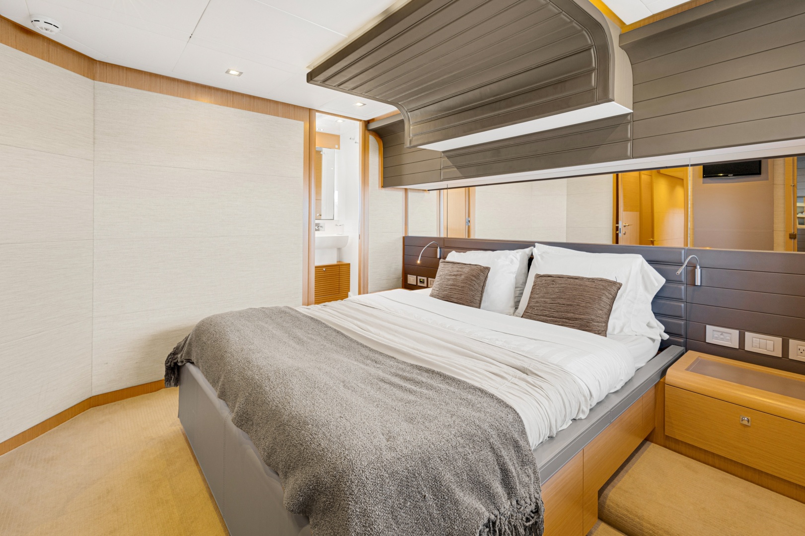 PAPAITO 80ft Ferretti Yachts Yacht For Sale