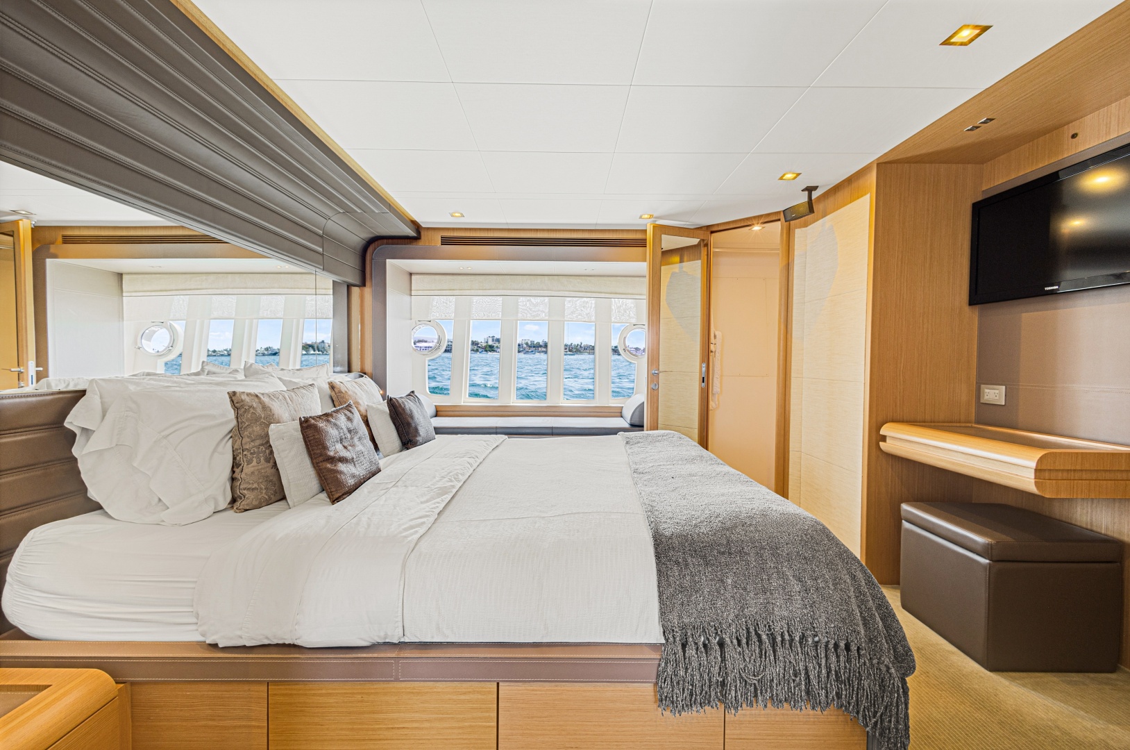 PAPAITO 80ft Ferretti Yachts Yacht For Sale