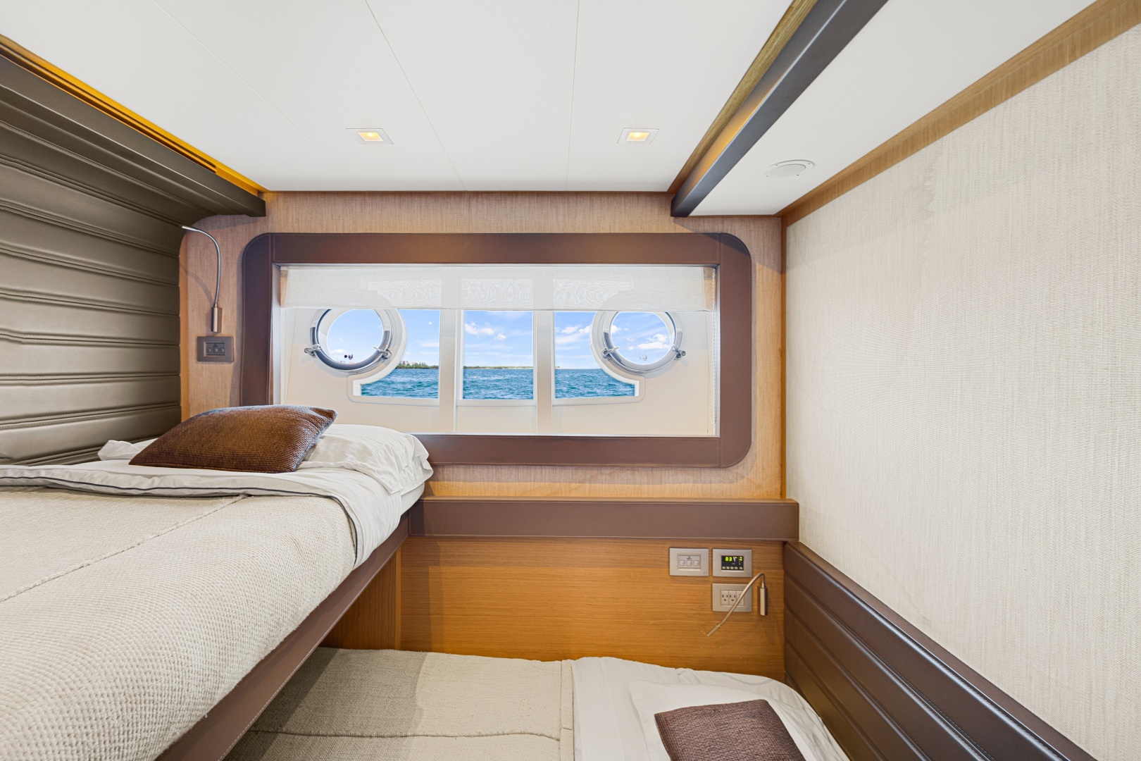 2013 Ferretti Yachts F800