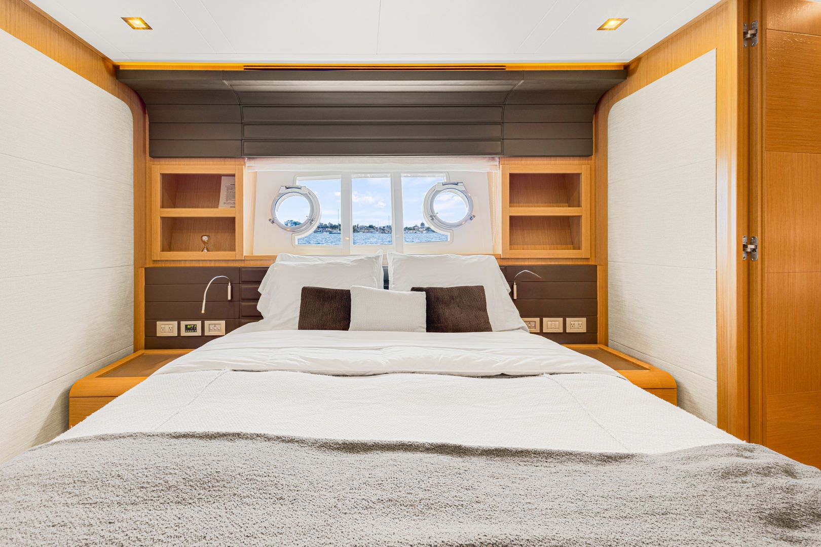 2013 Ferretti Yachts F800