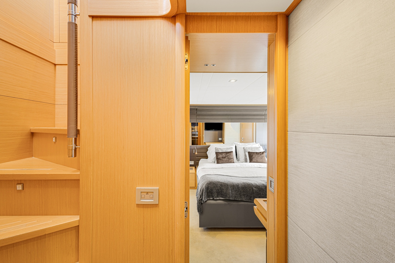 PAPAITO 80ft Ferretti Yachts Yacht For Sale