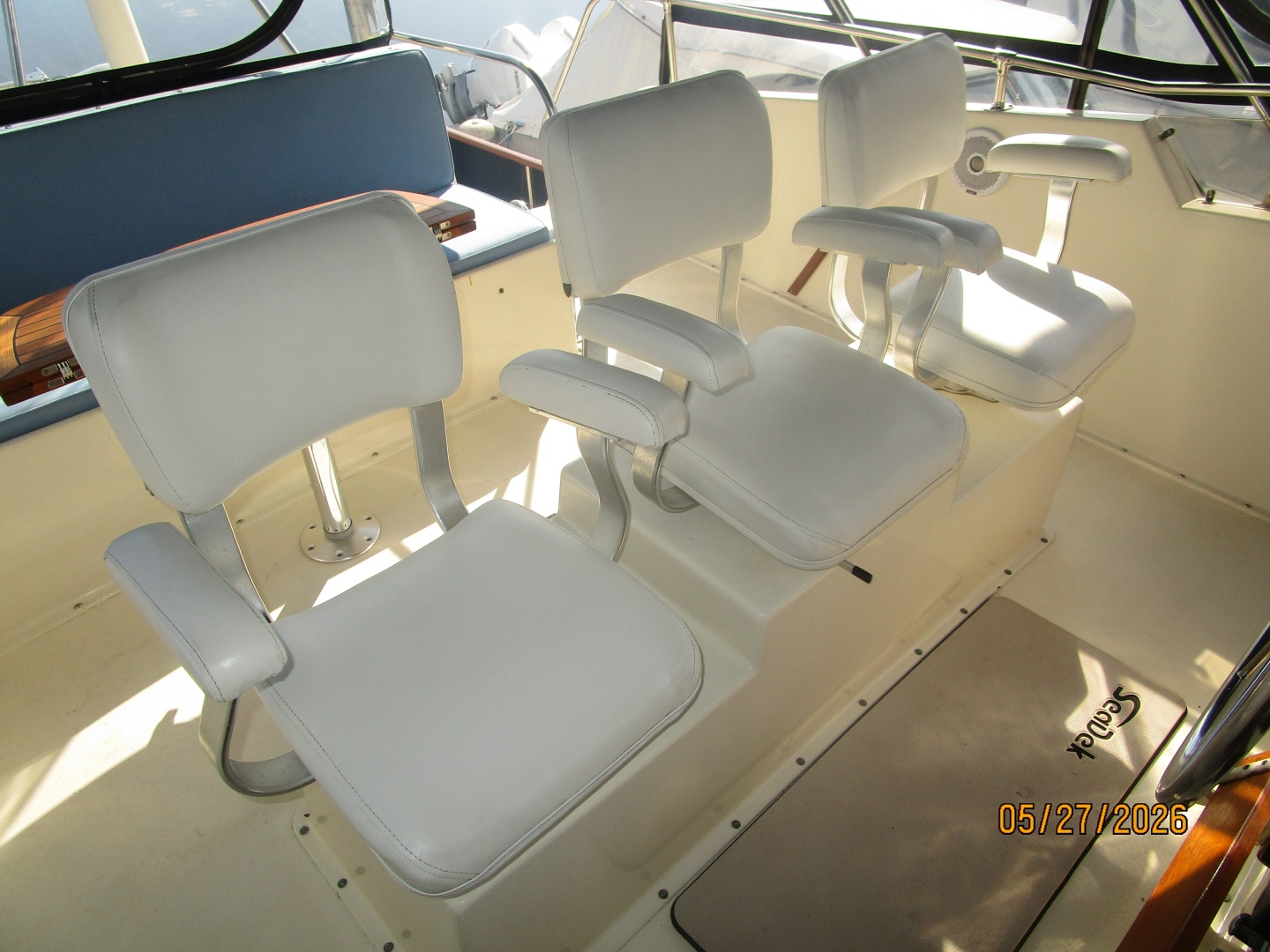 42' Hatteras flybridge helmseats