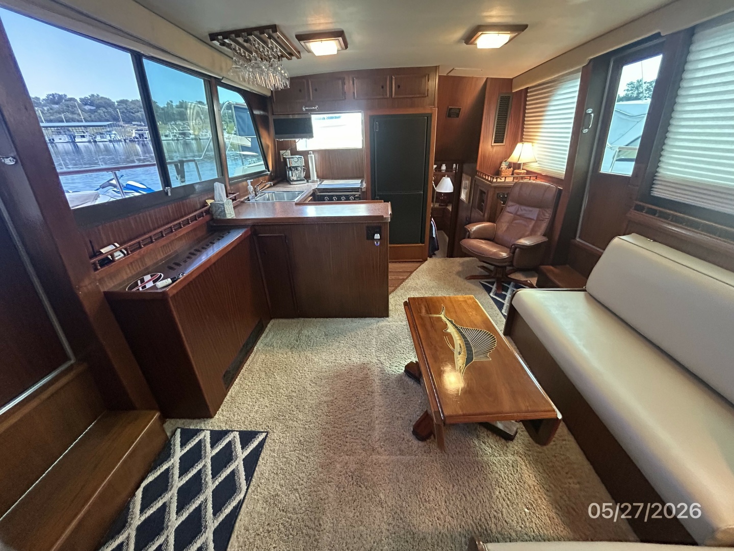 42' Hatteras salon aft