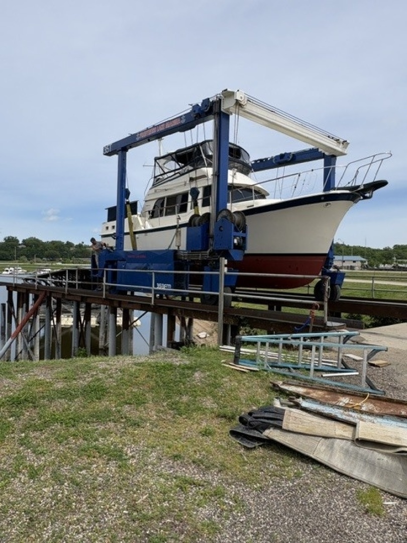 42' Hatteras hauled out2