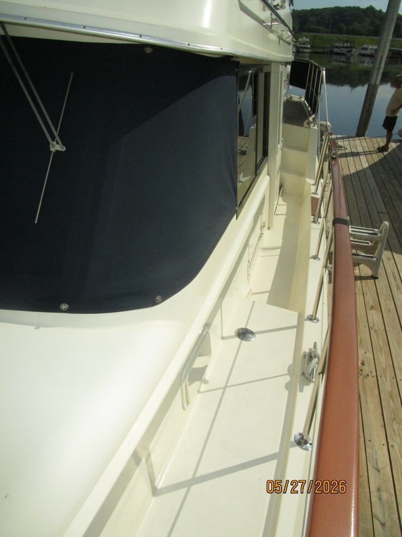 42' Hatteras port side deck2
