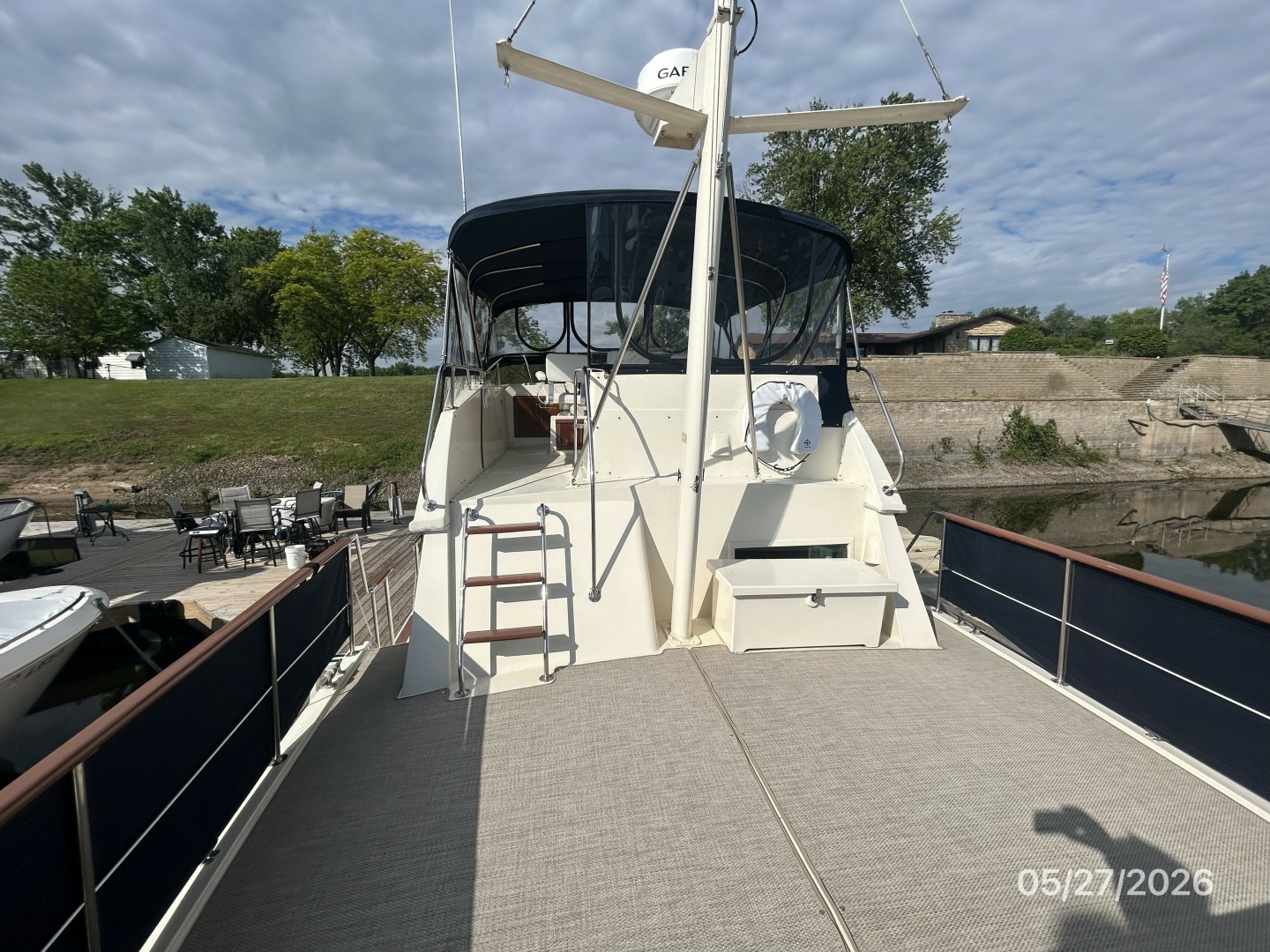 42' Hatteras sundeck forward