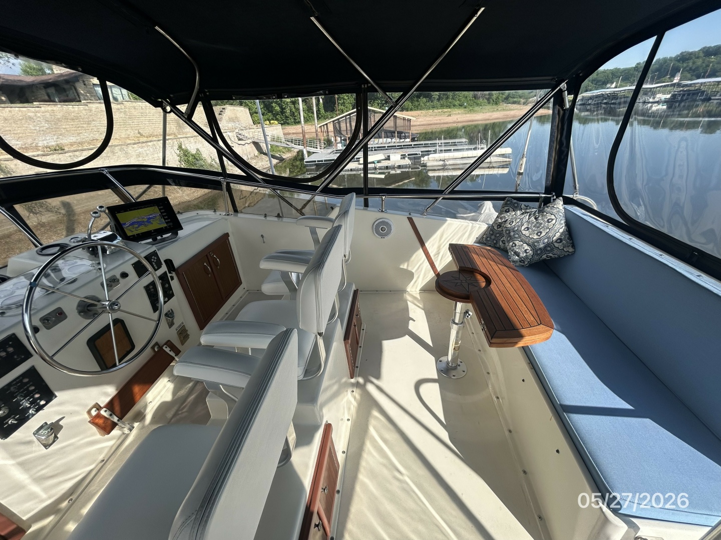 42' Hatteras flybridge starboard