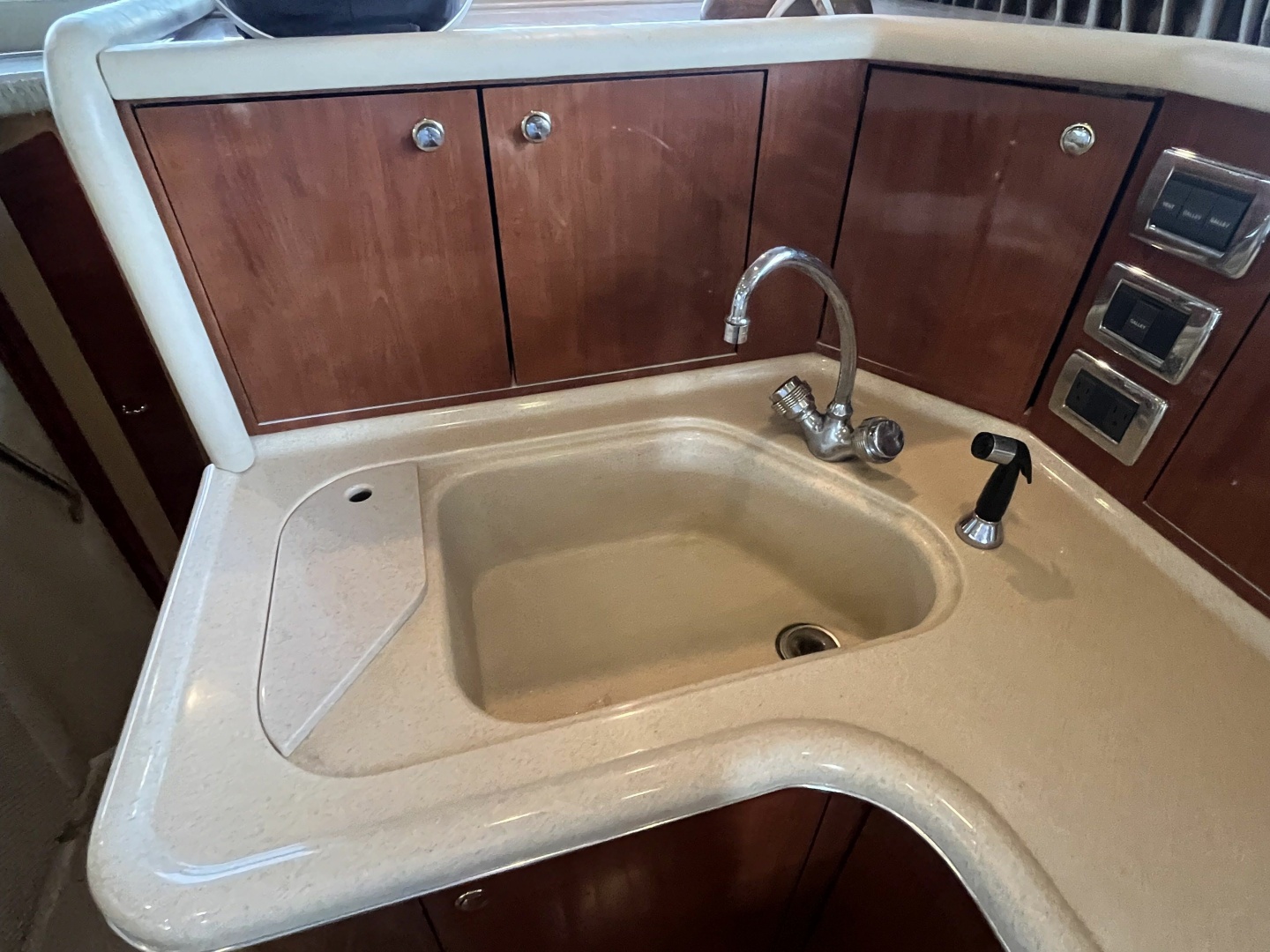 Sea Ray 480 Sedan Bridge - Photo 32