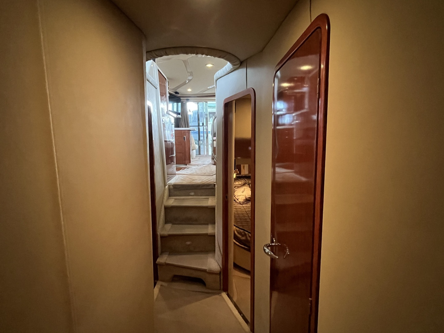 Sea Ray 480 Sedan Bridge - Photo 35